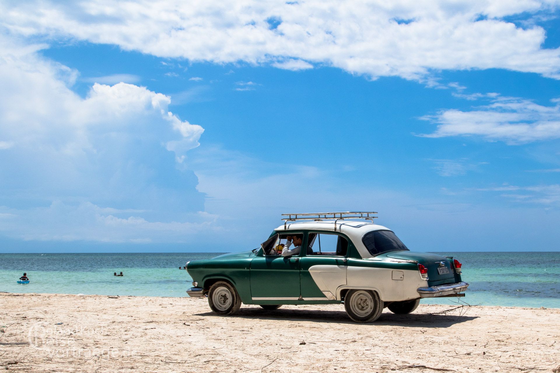 Cuba, Cajo Jutias, Oldtimer taxi on the beach